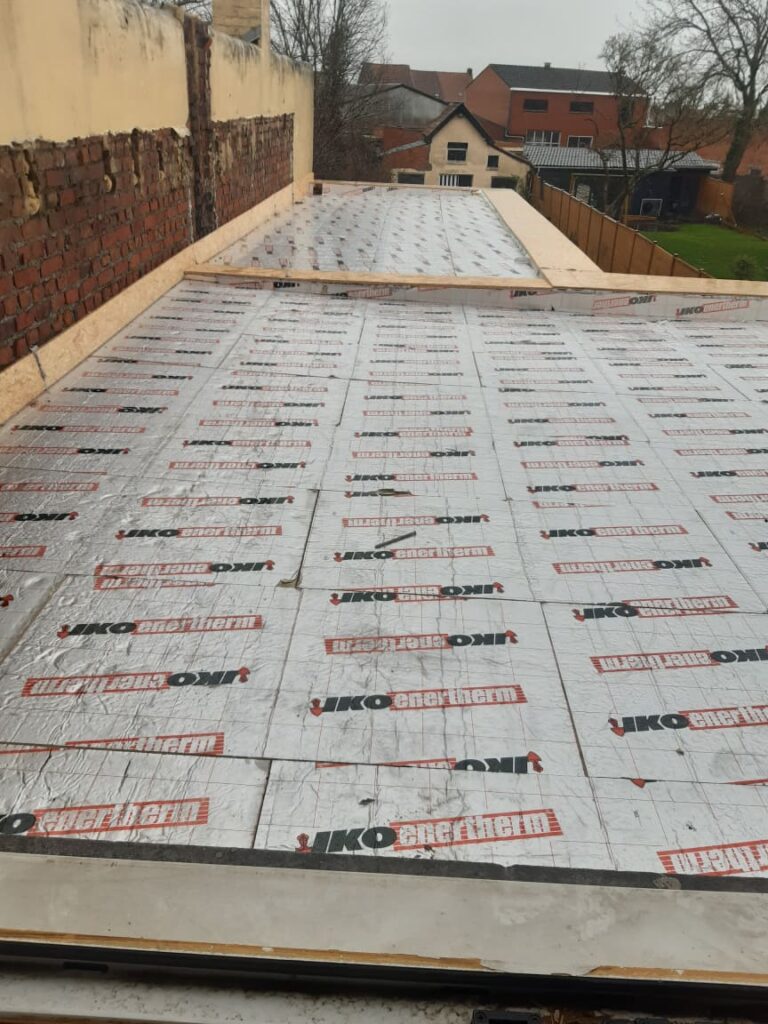 Isolation de la plateforme avec le matériau Iko Enertherm.